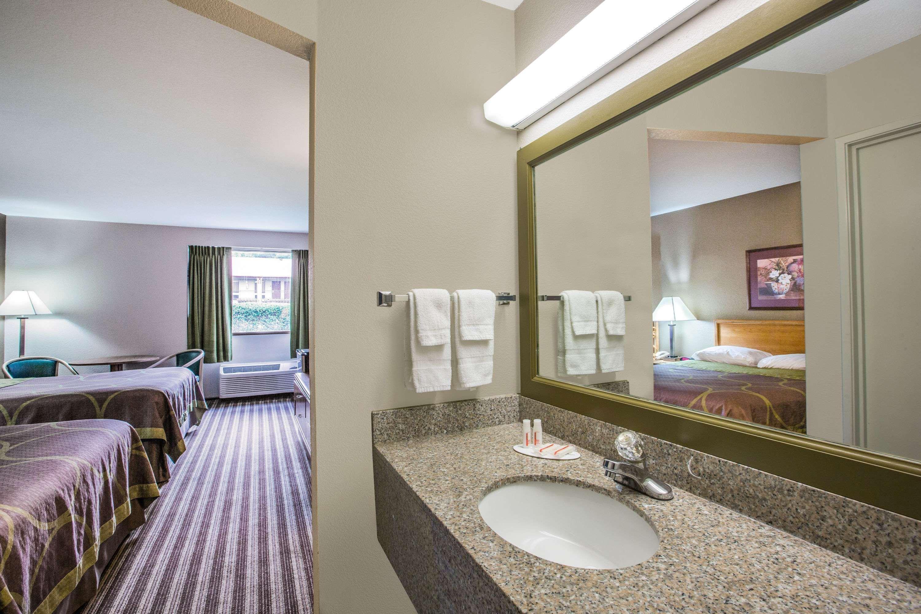 Super 8 By Wyndham Oxford Hotel Exterior photo